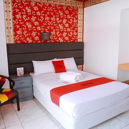 RedDoorz Plus @ Castle Chateau Iloilo Extérieur photo