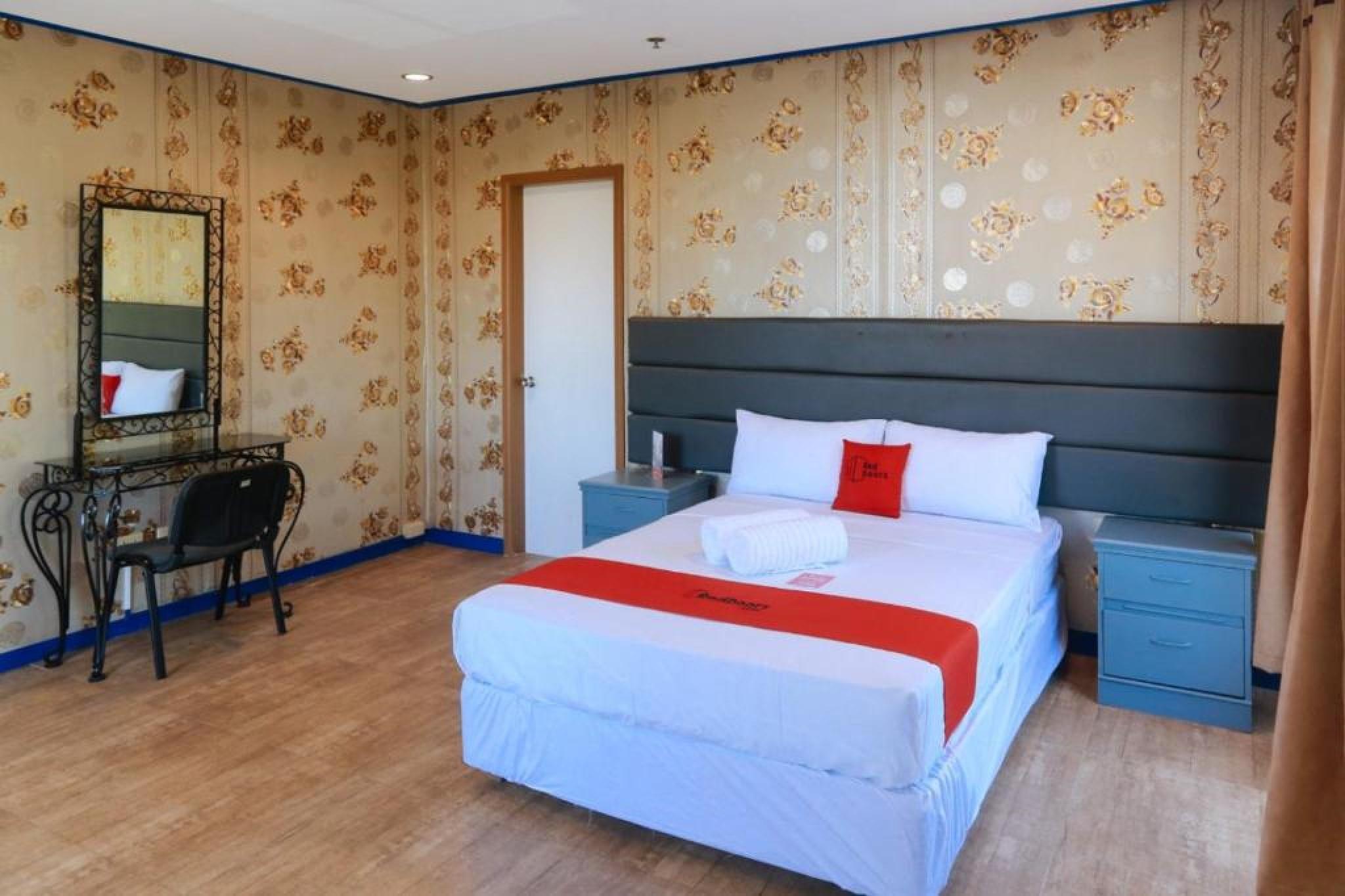 RedDoorz Plus @ Castle Chateau Iloilo Extérieur photo