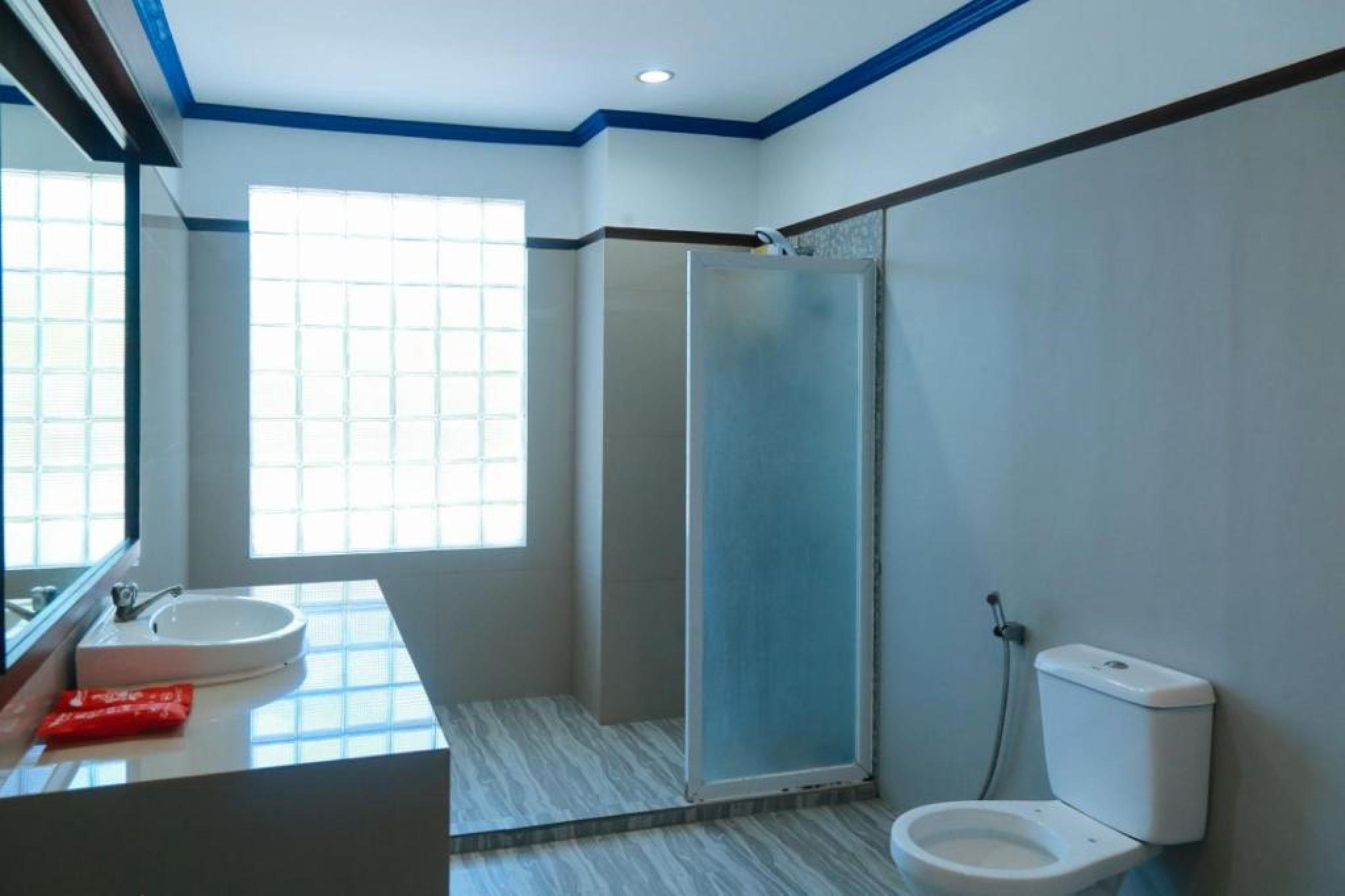 RedDoorz Plus @ Castle Chateau Iloilo Extérieur photo
