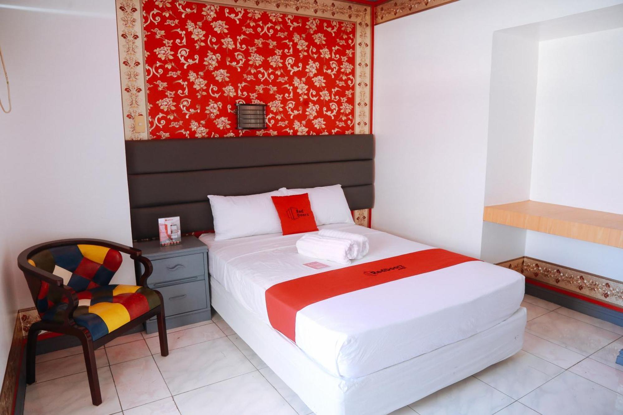 RedDoorz Plus @ Castle Chateau Iloilo Extérieur photo