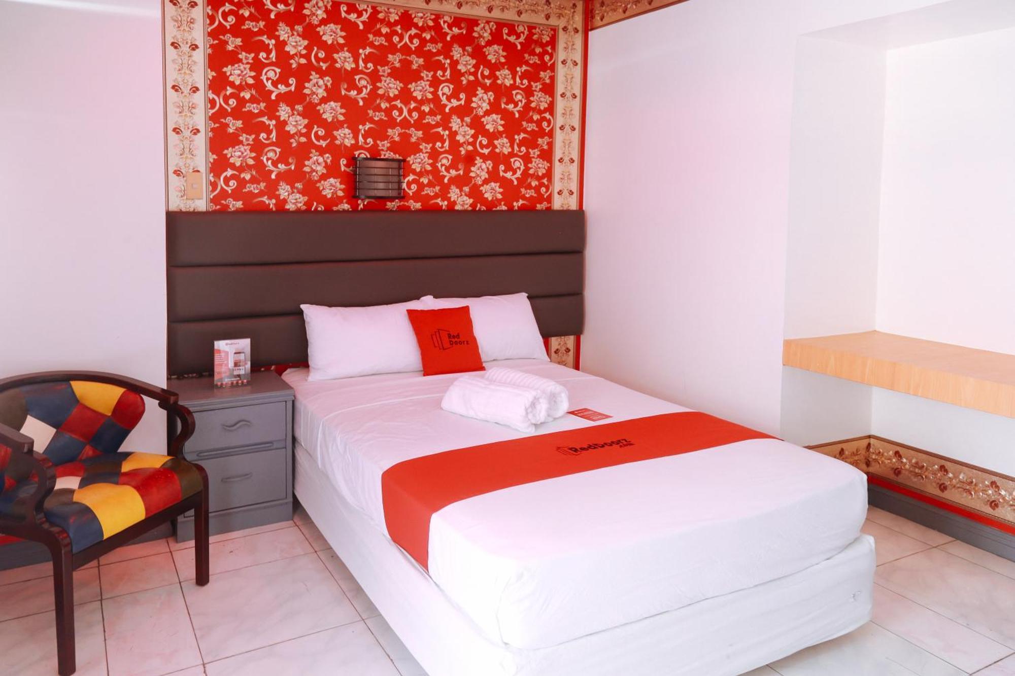 RedDoorz Plus @ Castle Chateau Iloilo Extérieur photo