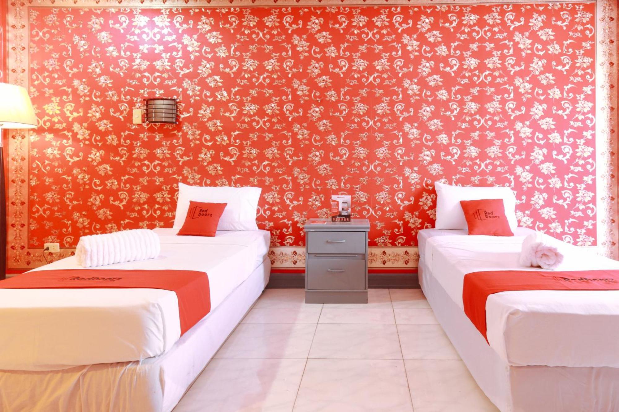 RedDoorz Plus @ Castle Chateau Iloilo Extérieur photo