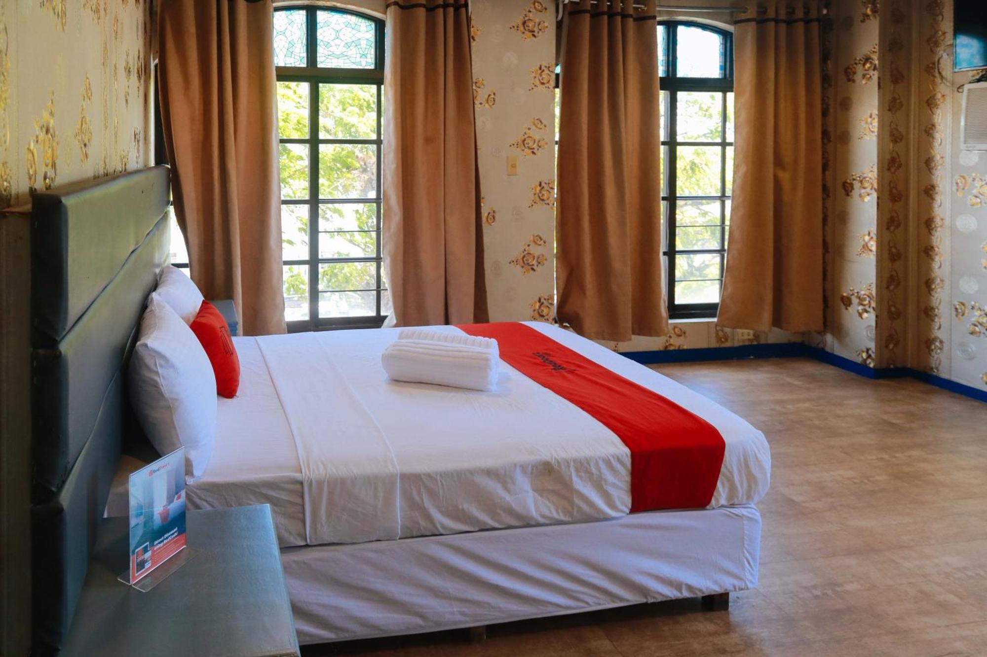 RedDoorz Plus @ Castle Chateau Iloilo Extérieur photo